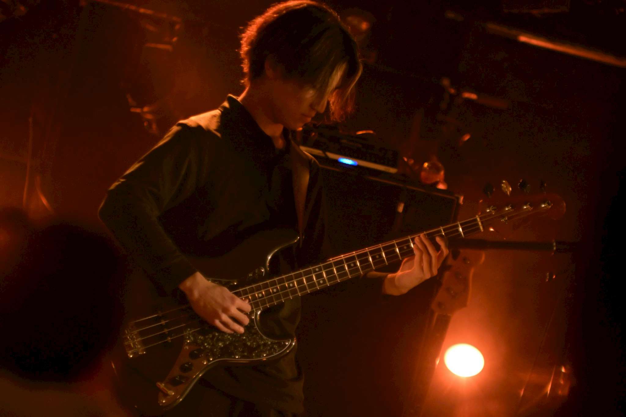 ベーシストとして活動するSHUEI KOMURO